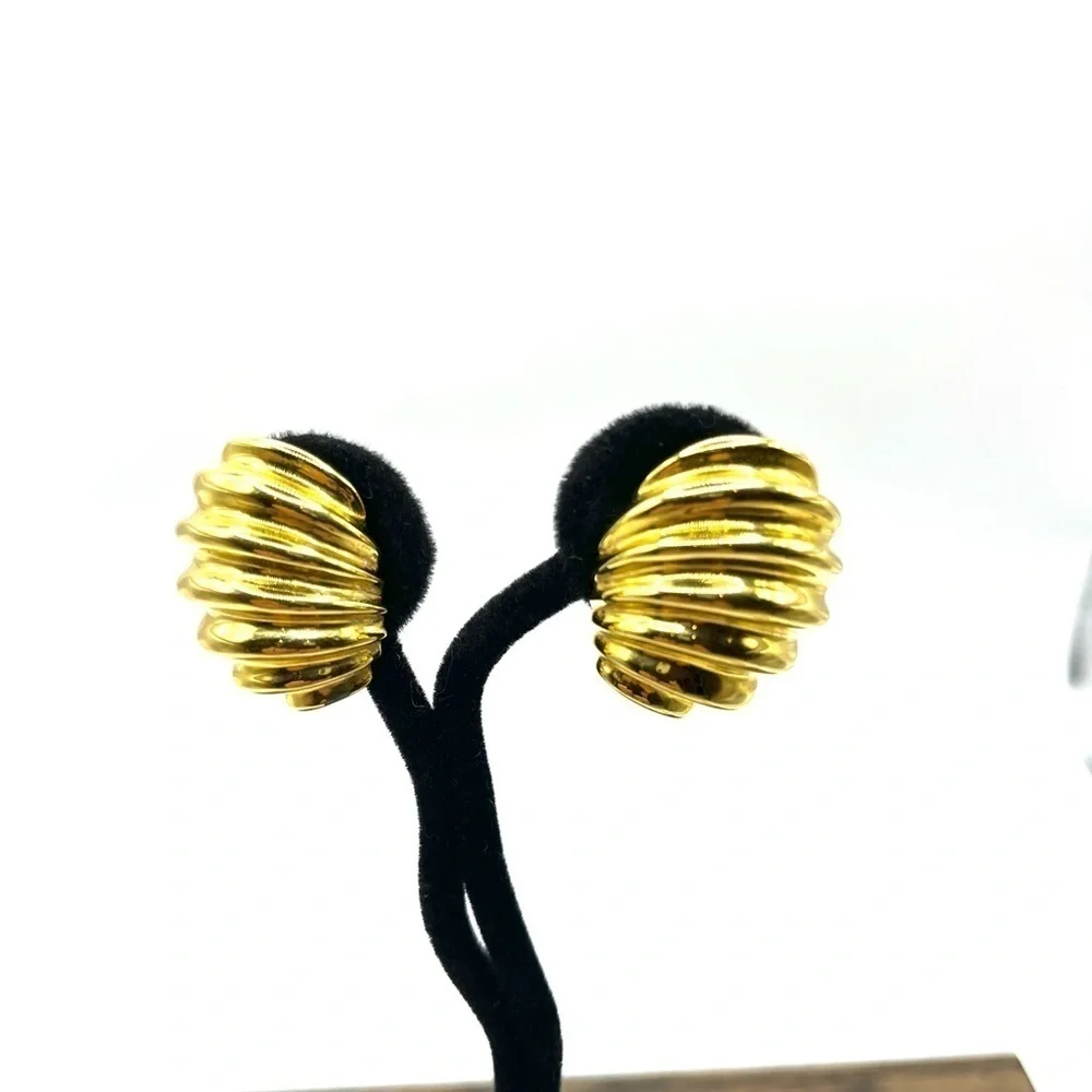 Ribbed Napier Gold Tone Shrimp Domed Chunky Earrings Large Screw back Vintage - Picture 9 of 13